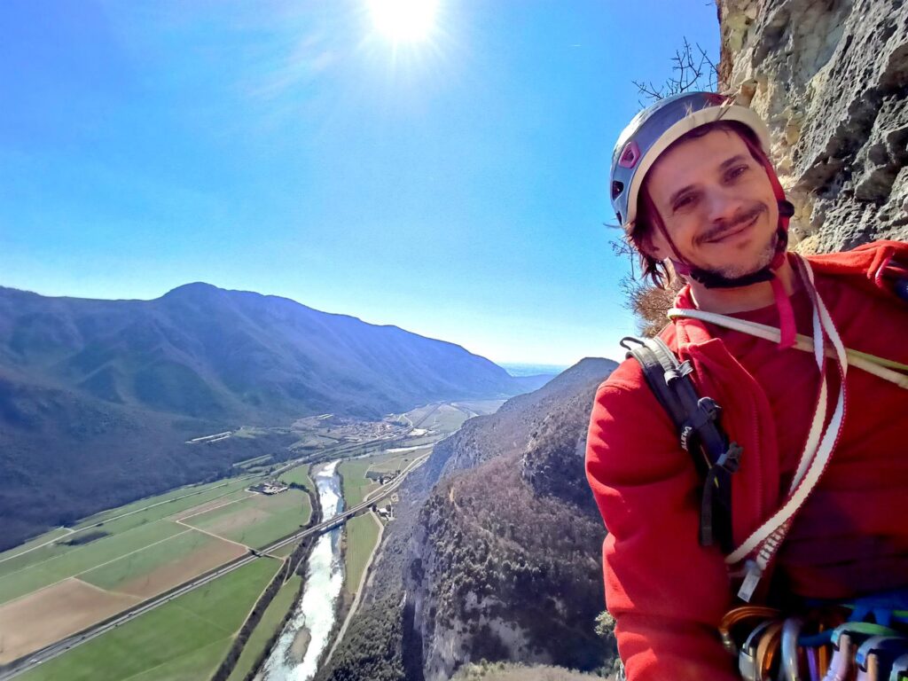 Gab sorridente in sosta dopo aver vinto il primo tratto duro della via