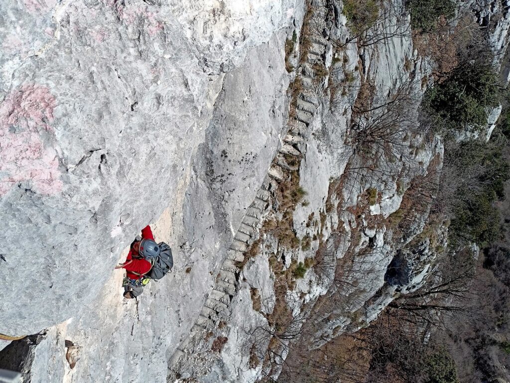 sotto di noi, intagliata nella roccia, la Scala Santa che percorreremo in discesa