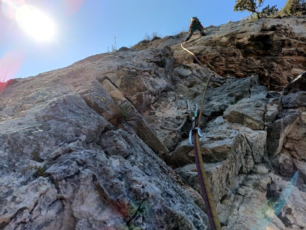 Gab impegnato sulla placca a buchi di 6a+ del quinto tiro