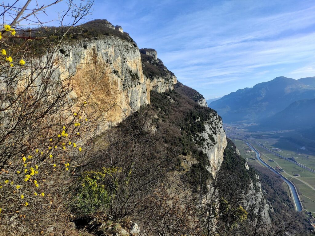 La spettacolare parete di Castel Presina vista dal sentiero di avvicinamento