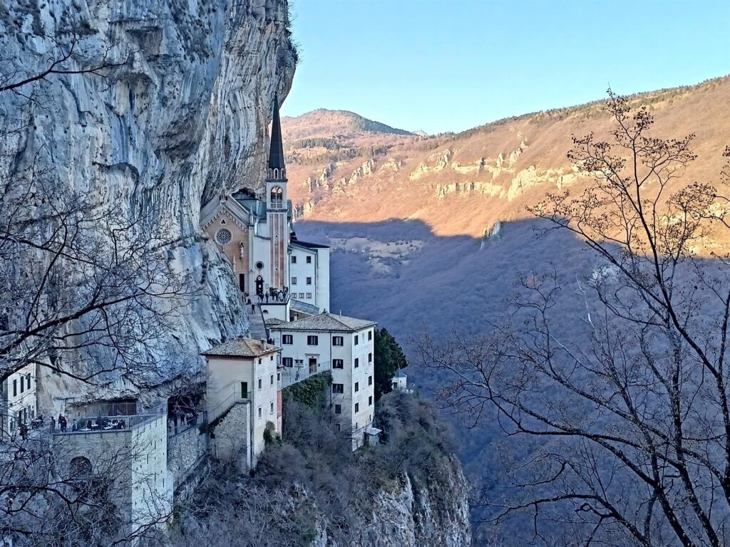 Per concludere, siamo anche andati a vedere il santuario Madonna della Corona a Spiazzi. Merita sicuramente una visita!