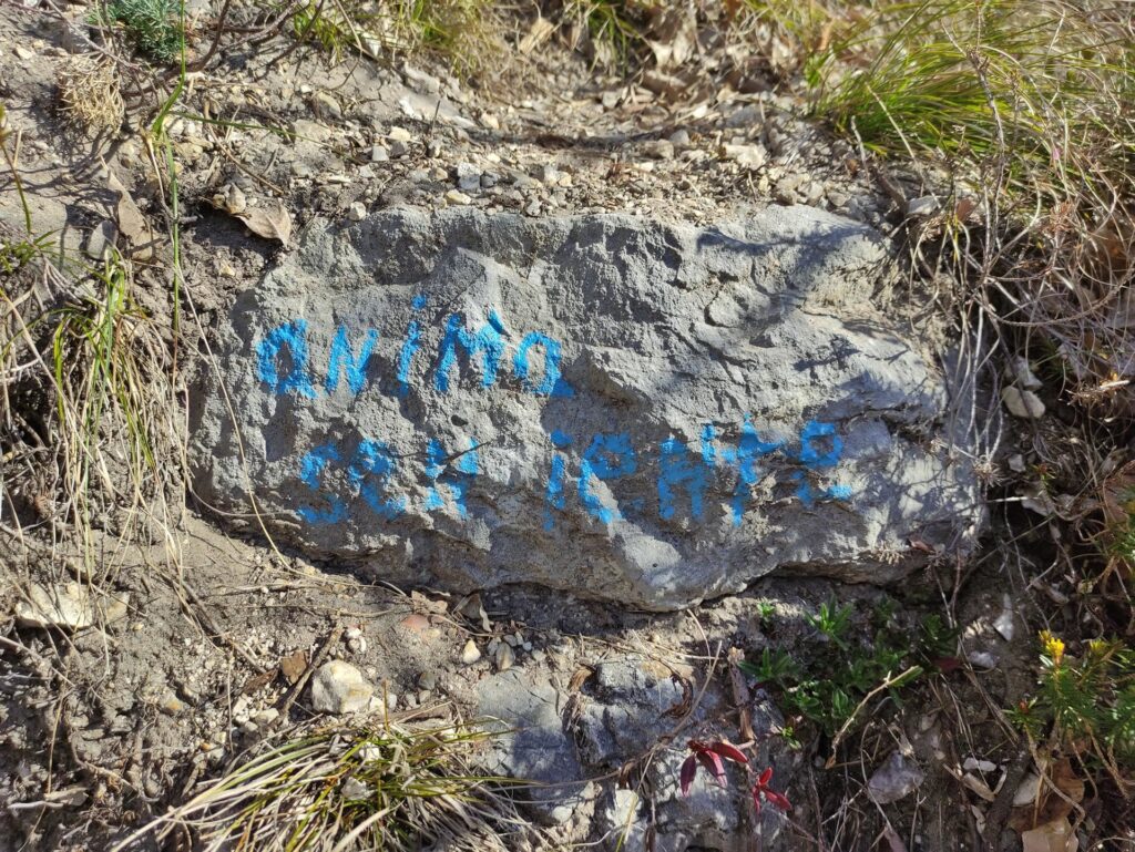 la scritta che indica l'attacco della via (inconfondibile marchio di fabbrica l'azzurro di Grill)