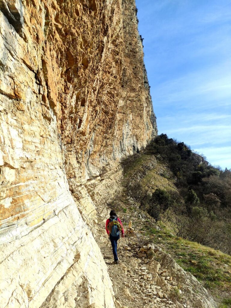 Attraversiamo sotto la parete in direzione della nostra via che sta in fondo, dietro l'angolo