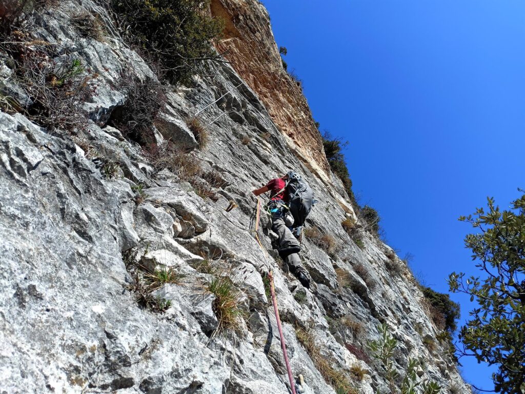 Gab attacca il secondo tiro. Appena sopra c&#039;è la placchetta di 6a prima del traverso a destra