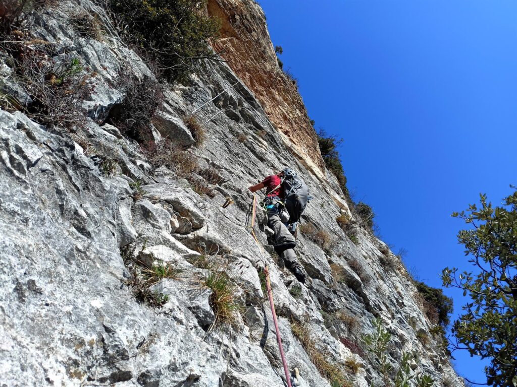 Gab attacca il secondo tiro. Appena sopra c'è la placchetta di 6a prima del traverso a destra