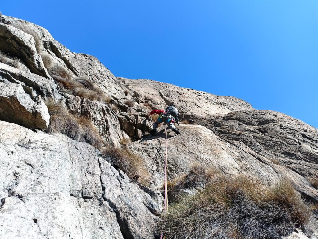 Gab sulla placchetta all&#039;inizio del tiro di 6b va alla ricerca del diedro per sfruttarne gli appigli