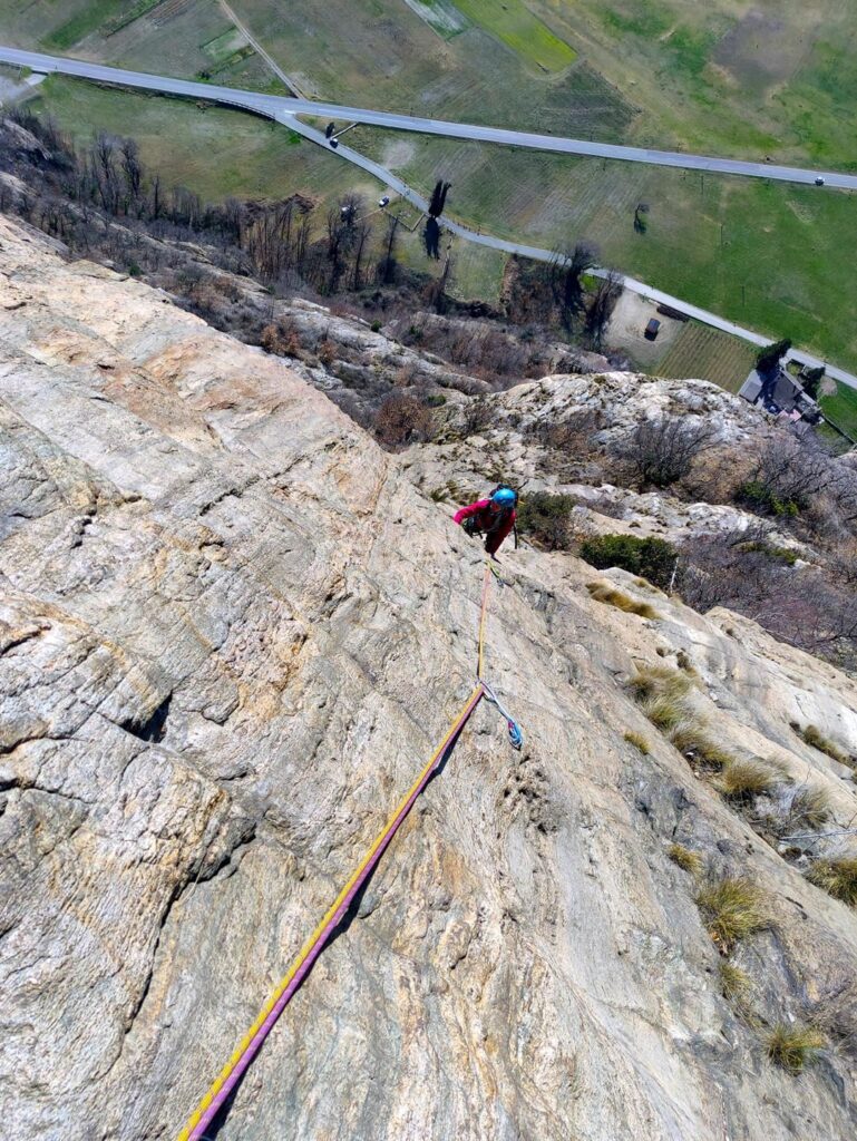 Erica in uscita dagli ultimi metri di placca al termine del 6b