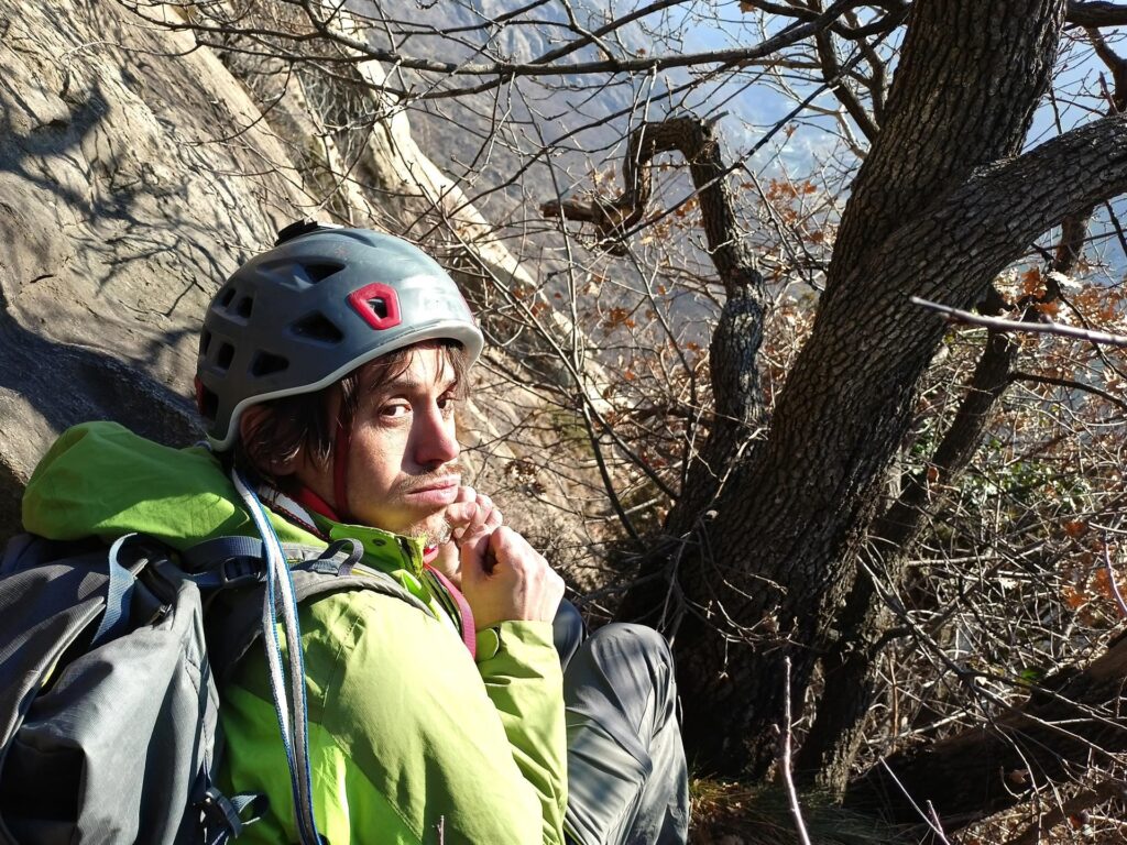 Qui tira un vento spaziale. Stiamo riposando alla base del tiro di 6a con un freddo bestia