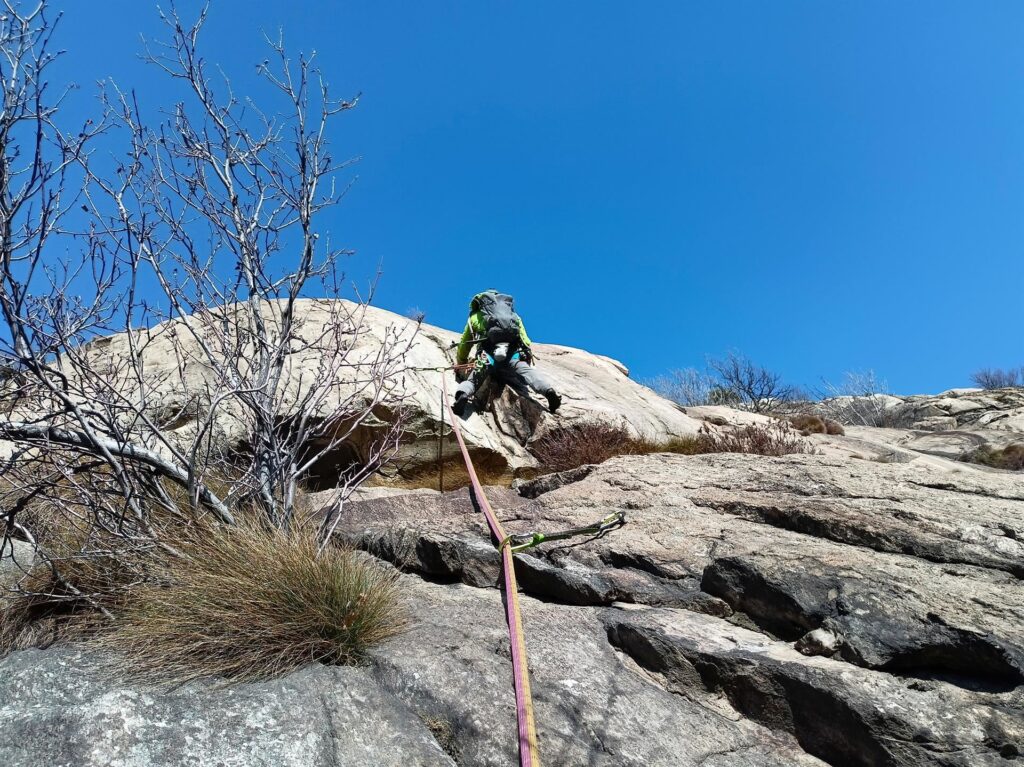 Gab sul diedro iniziale del 6a all'undicesimo tiro. Una volta uscito in placca il vento non ci permetterà di andare oltre