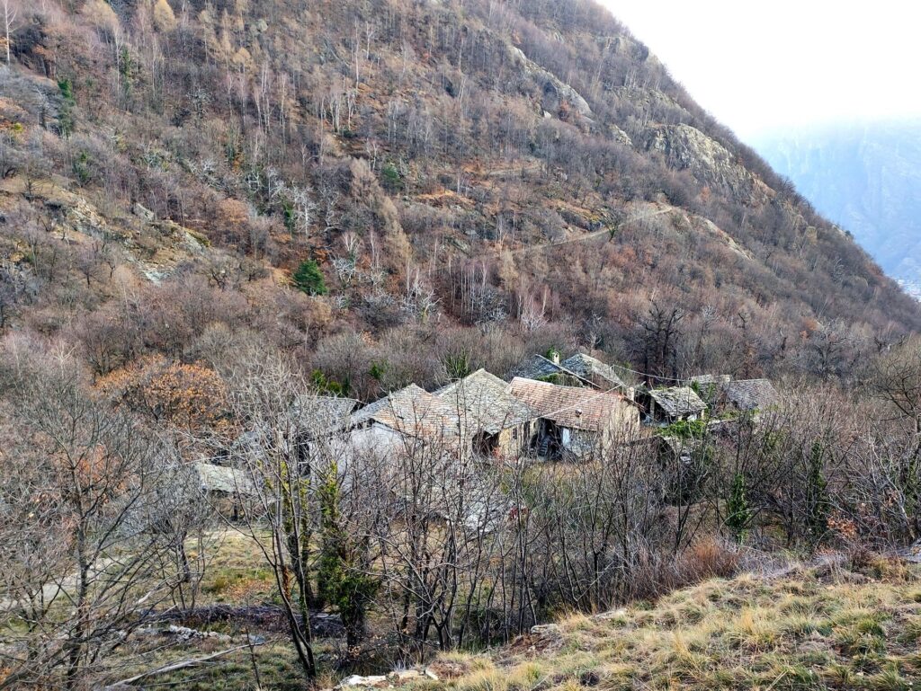 Il bellissimo borgo di Machaby lungo il sentiero di discesa