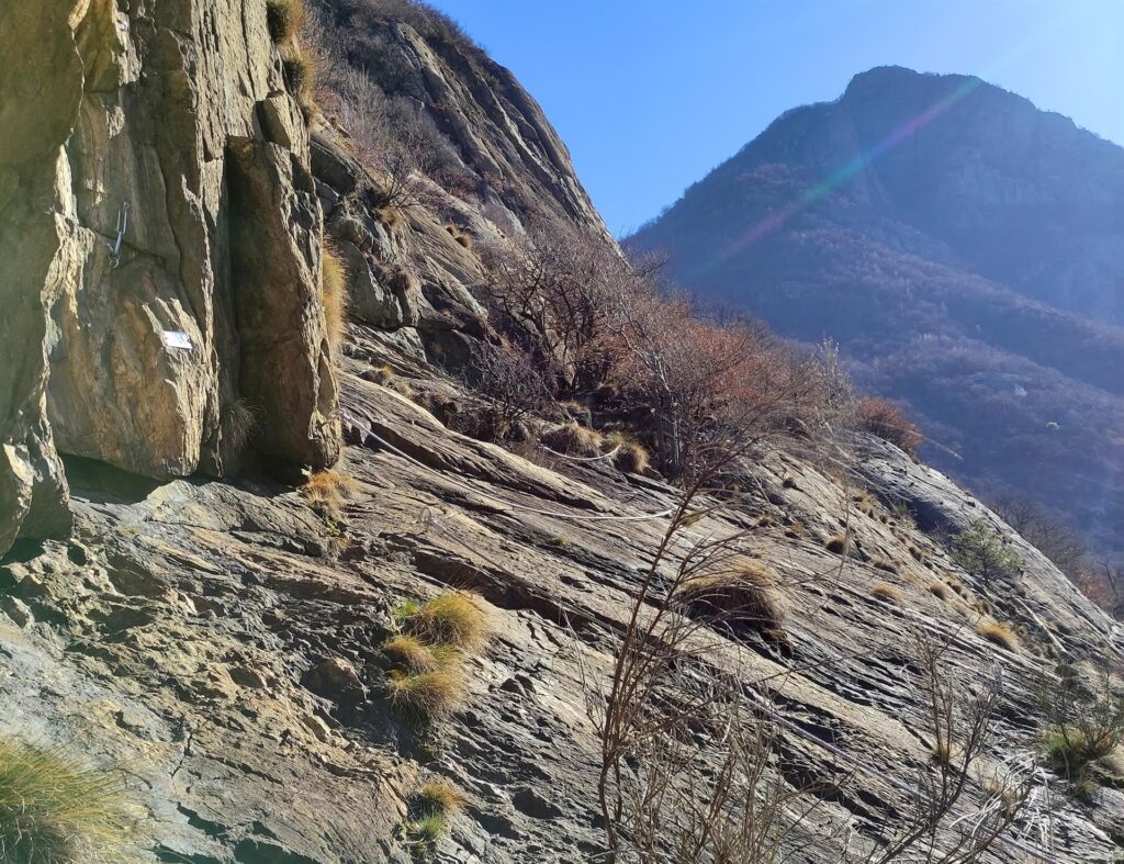 Questo è il punto dove si attraversa verso destra seguendo le protezioni della ferrata