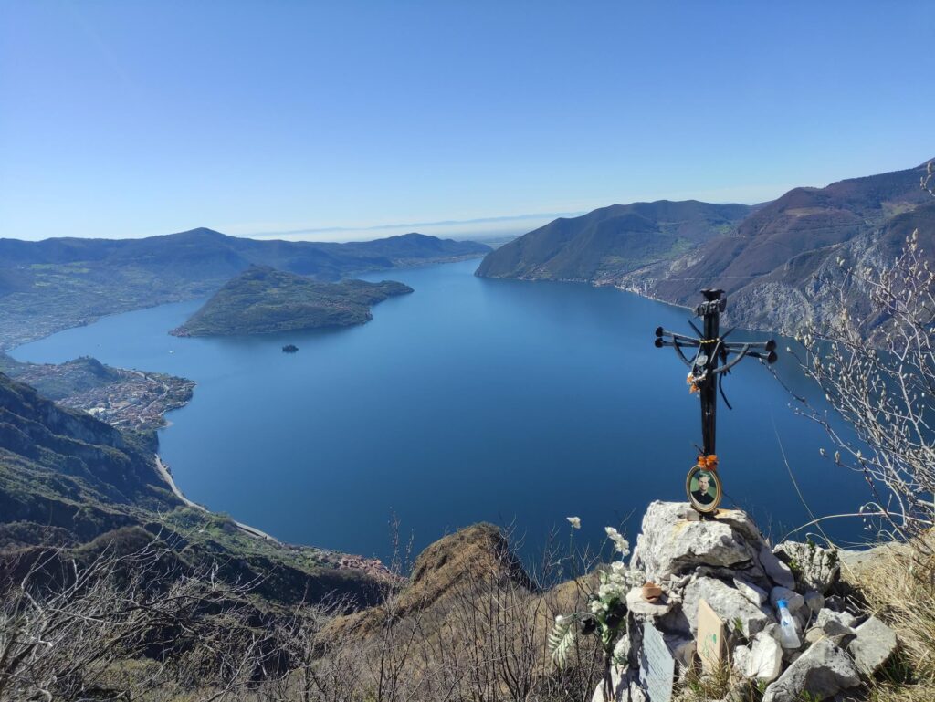 Piccola croce commemorativa in un bellissimo punto panoramico