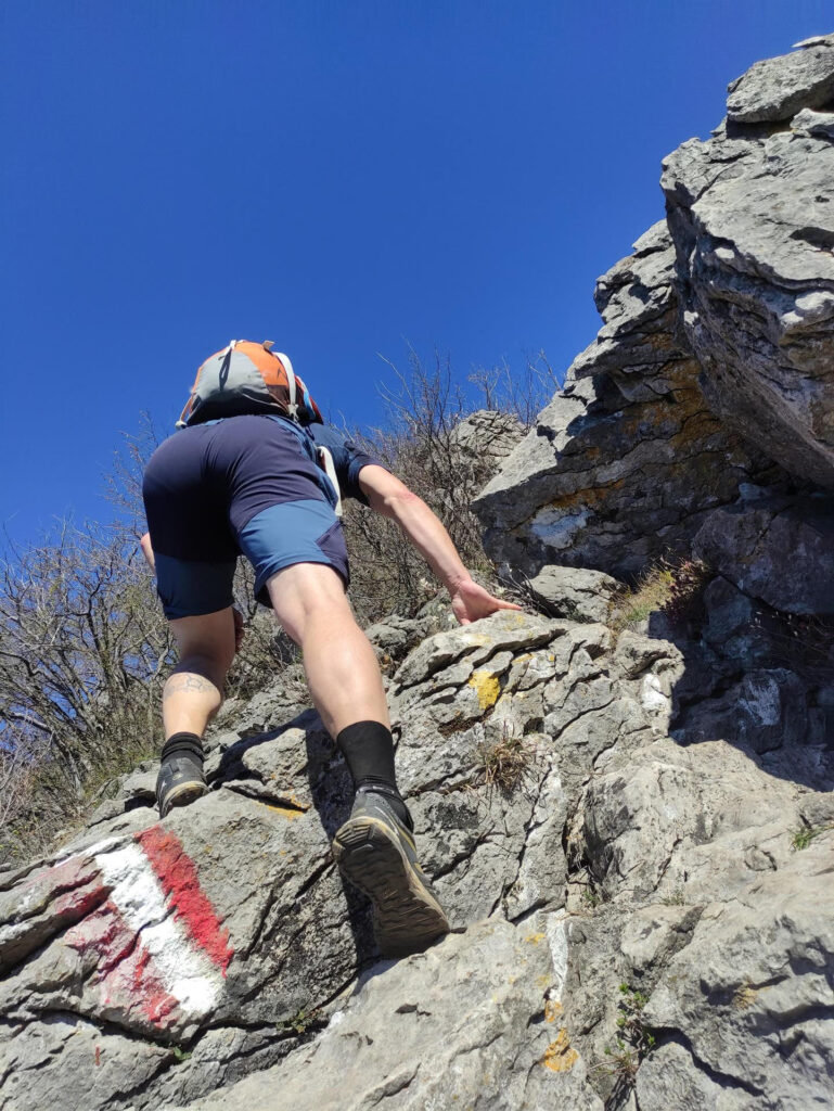 Siamo in cresta e da qui si inizia a salire a tratti per roccette