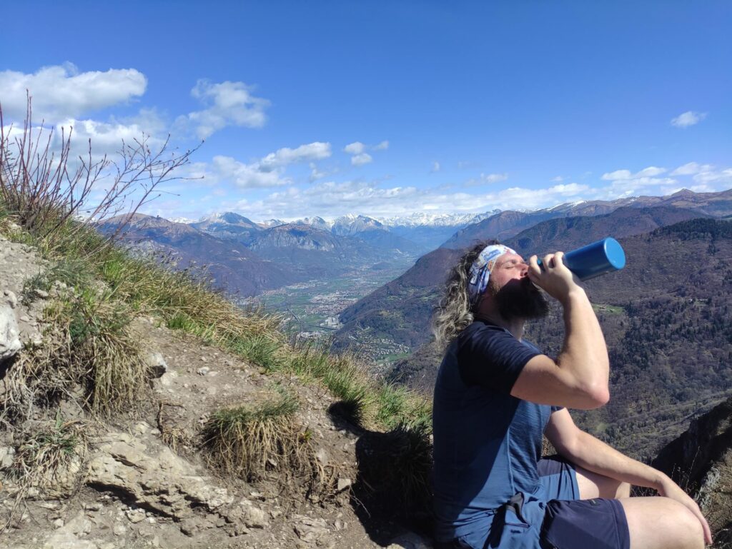 10 minuti di riposo in vetta con la val Camonica sullo sfondo