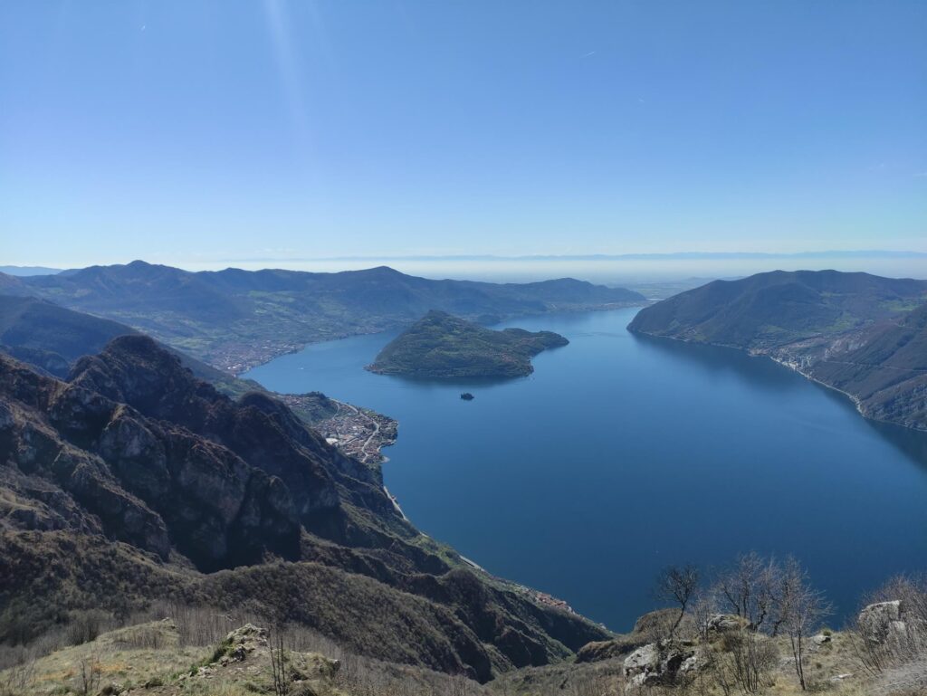 La vista del lago d'Iseo dalla vetta del Trentapassi