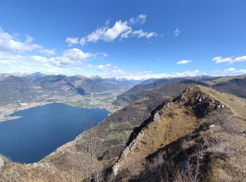 Di fronte a noi l'anticima est sotto la quale passeremo scendendo