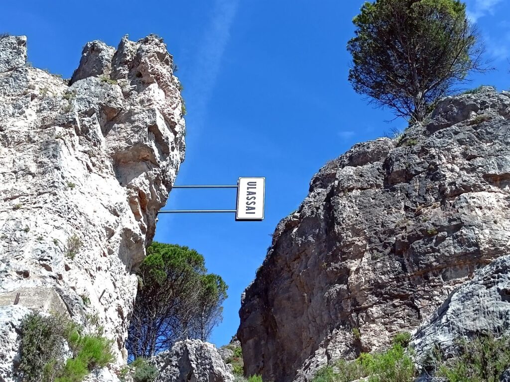 il canyon ci accoglie così, con questo cartello arrampicato anche lui sulle rocce! un ottimo benvenuto, sembra