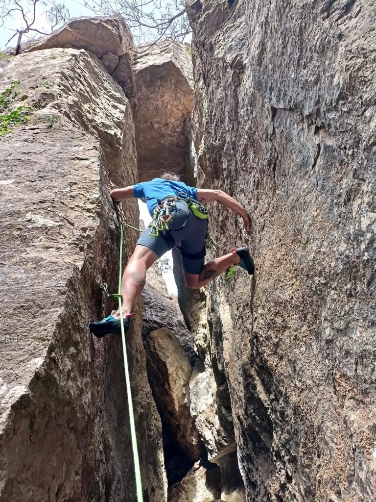 un tiro strano e particolare, in questo ambiente: un 5c di camino :)