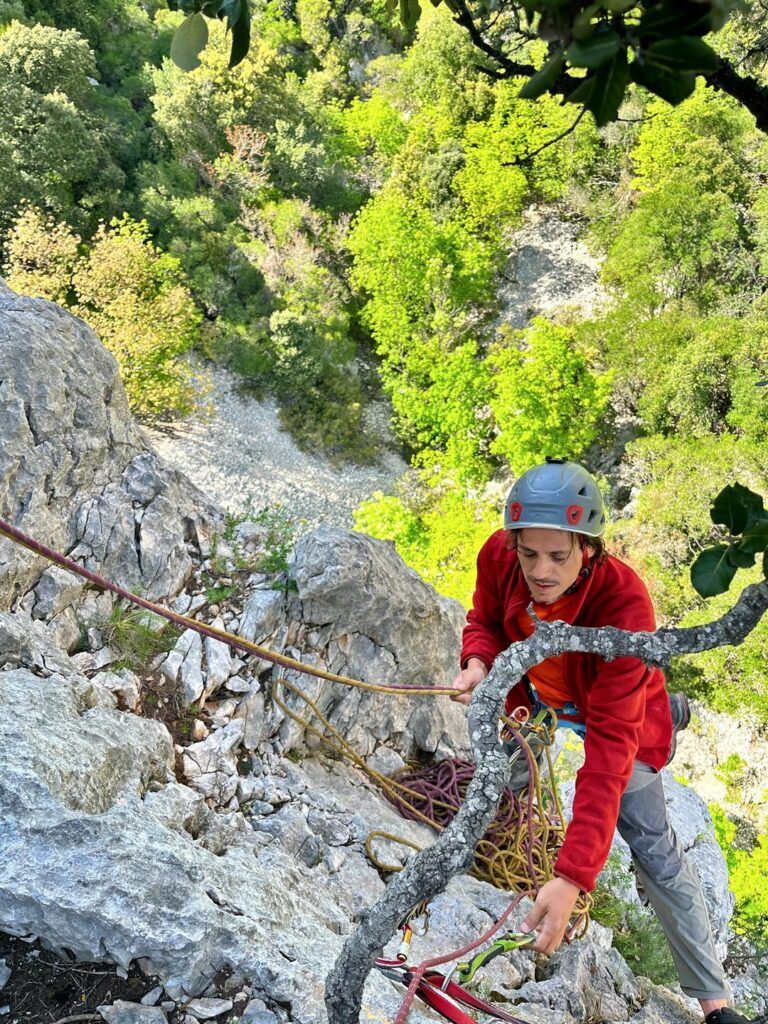 Gab mentre fa sicura. Qui mentre toglie il falso rinvio che faceva lavorare scomodamente le corde