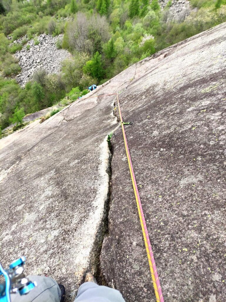 Il lungo e impegnativo sesto tiro visto dall'alto, con le sue splendide fessure