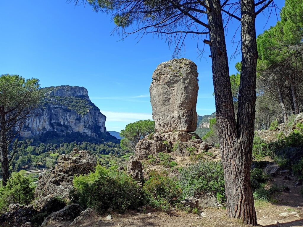 i "tacchi" ovvero gli altopiani che circondano Ulassai, e i monoliti, bellissimi