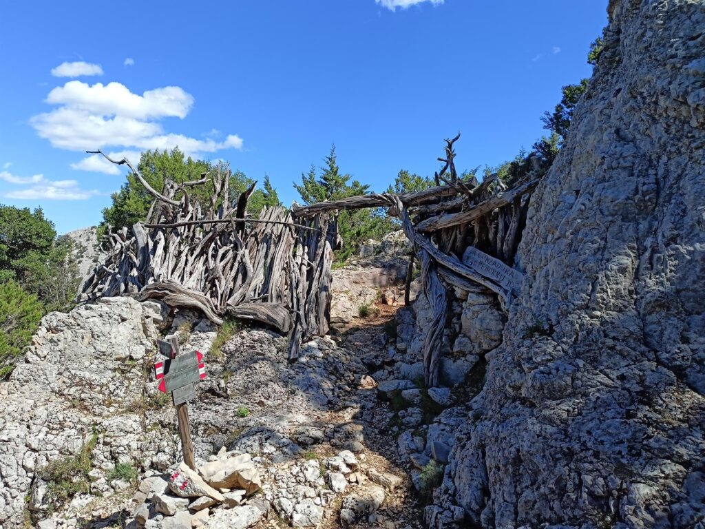 entriamo nel territorio del Cuile Eranu: questo è il passaggio, che sembra quasi un recinto sacro