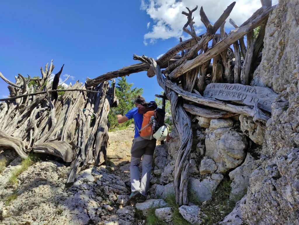 la porta verso il Cuile Eranu, ginepri messi lì con un certo senso estetico