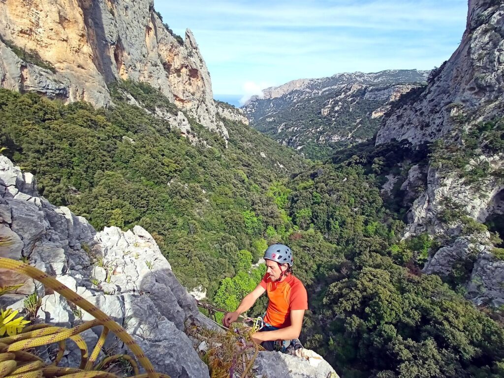 Gab inizia a preparare le calate con la sigaretta d'ordinanza