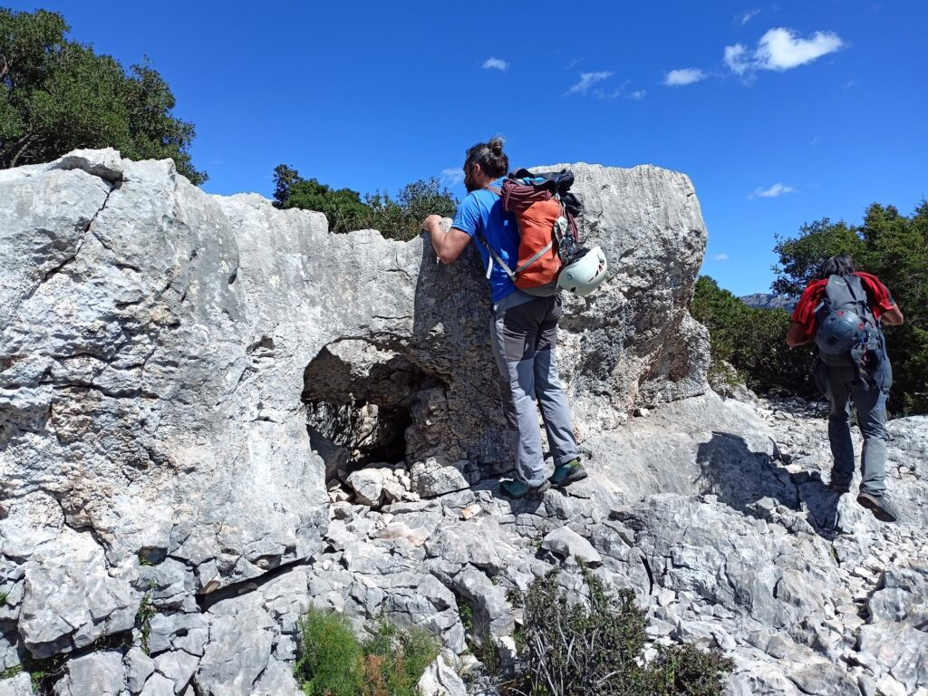 la presenza di alcune formazioni rocciose particolari ci fa deviare dal sentiero e... surprise!