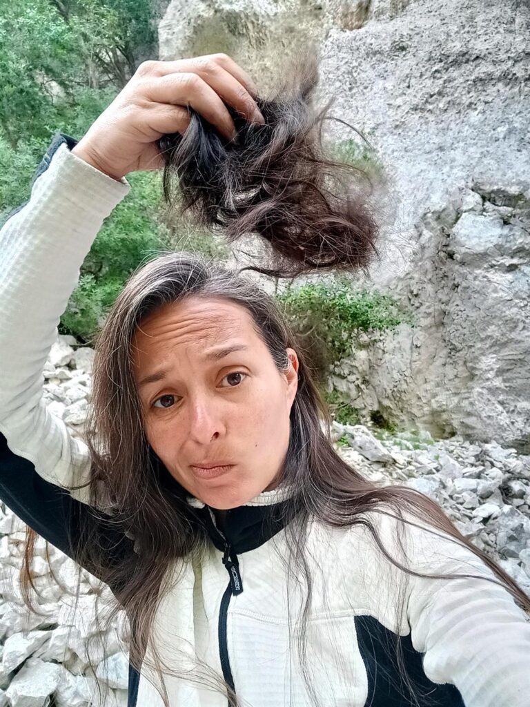 Il copioso ciuffo di capelli tagliato da Erica per liberarsi dalla morsa del discensore