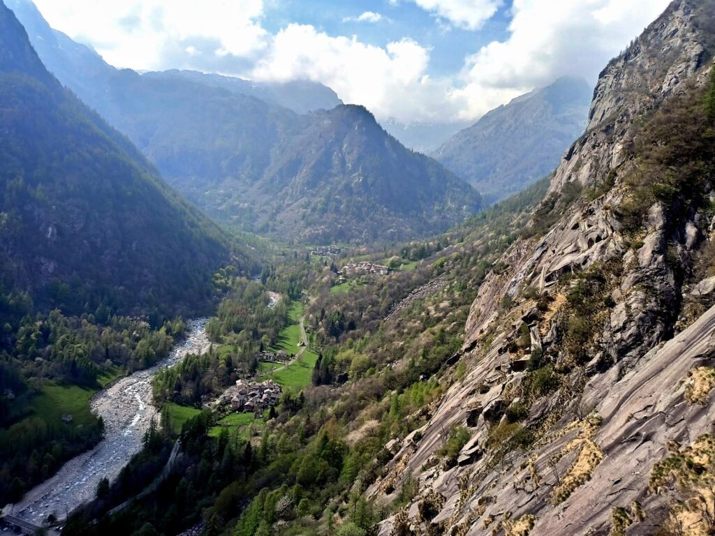 Bello scorcio della valle di Forzo vista dalla sosta dell'ottavo tiro