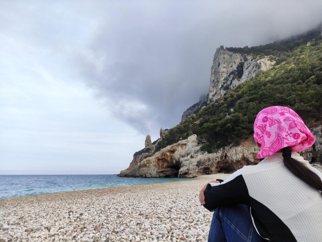 Erica in relax sulla spiaggia di Cala Sisine