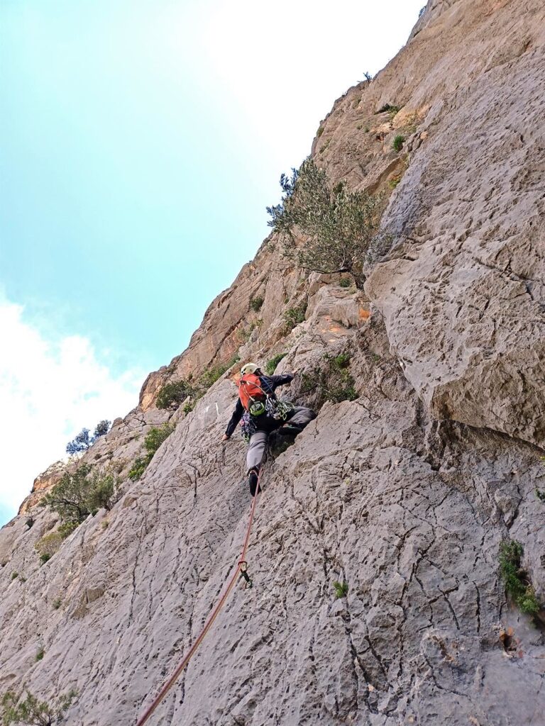 il muro iniziale del primo tiro non fa sconti, ma nemmeno la seconda parte del tiro con questa chiodatura