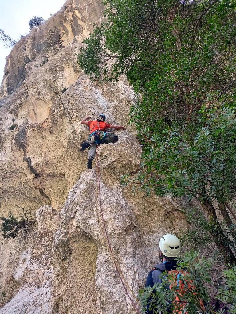 Gab attacca le danze sullo spigolo. Il primo tiro è un bel 6a con arrampicata su gocce