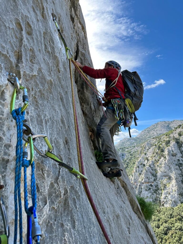 Gabri sul secondo tiro, il più duro della via: l&#039;attacco sembra tosto, ma è la sezione semplice della lunghezza