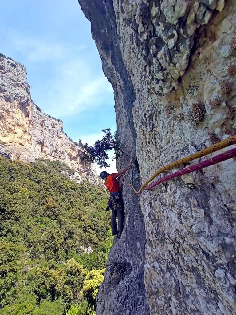 Il secondo tiro attacca con alcuni metri di traverso. Non difficile ma sicuramente esposto