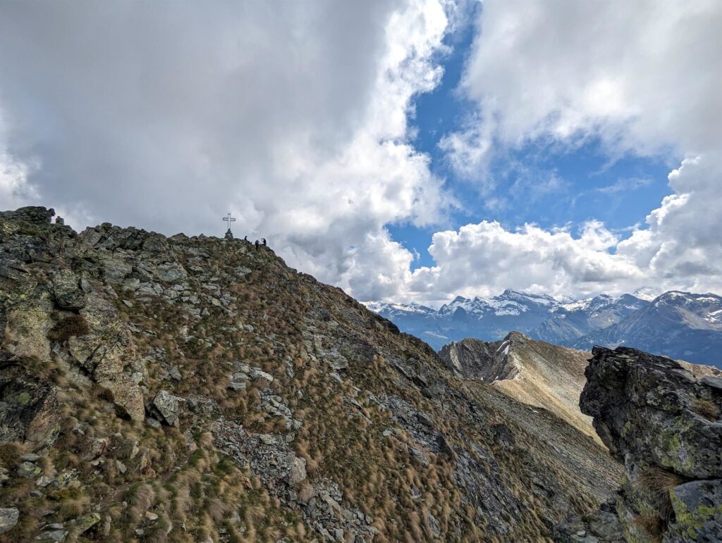 ecco la croce di vetta! manca pochissimo