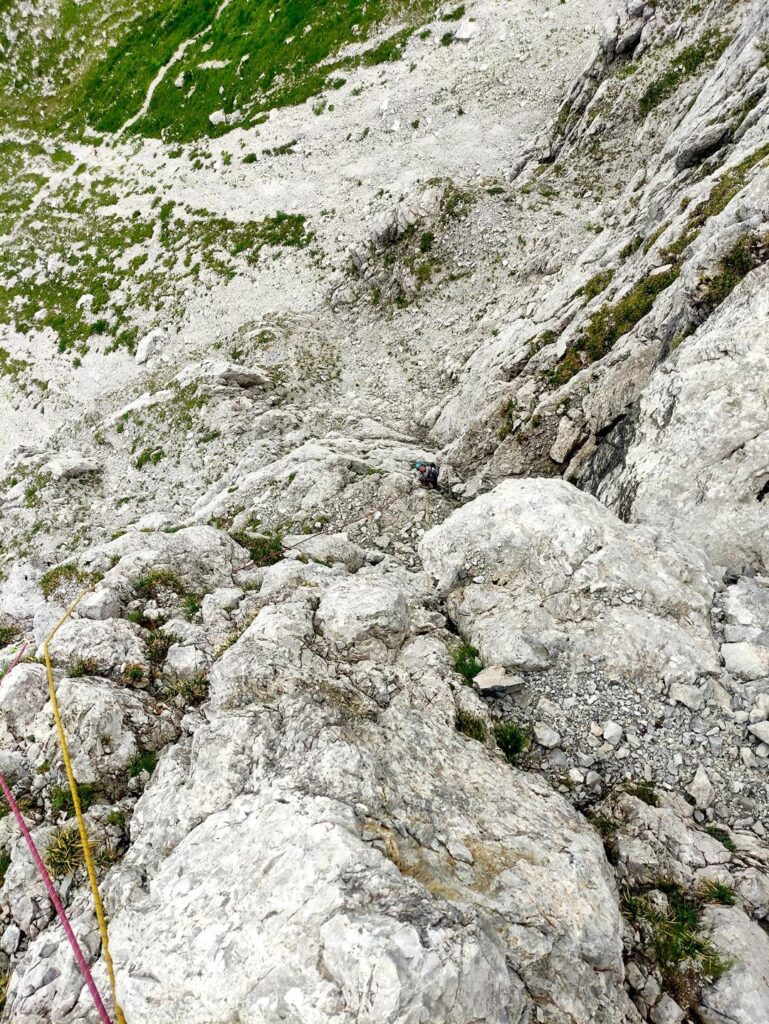 Vista dall&#039;alto alla sosta del secondo tiro, con Erica che ha già percorso i primi 20 metri del diedro