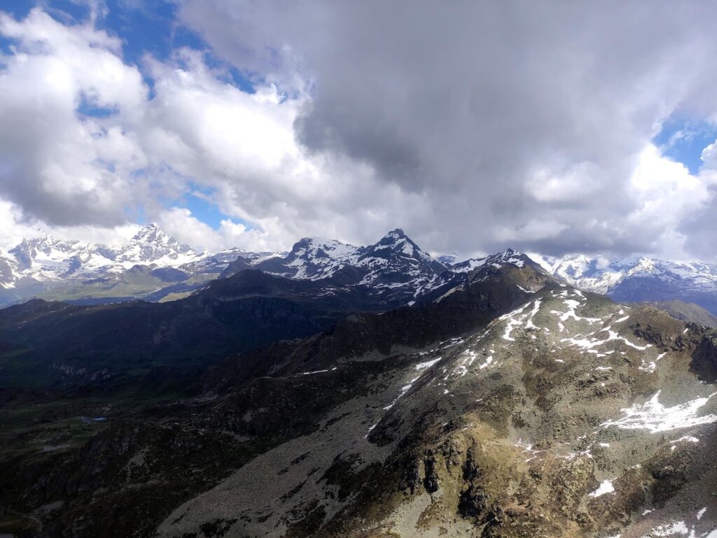 panorama bellissimo e giochi di luce dalla cima... anche qualche goccia d'acqua!