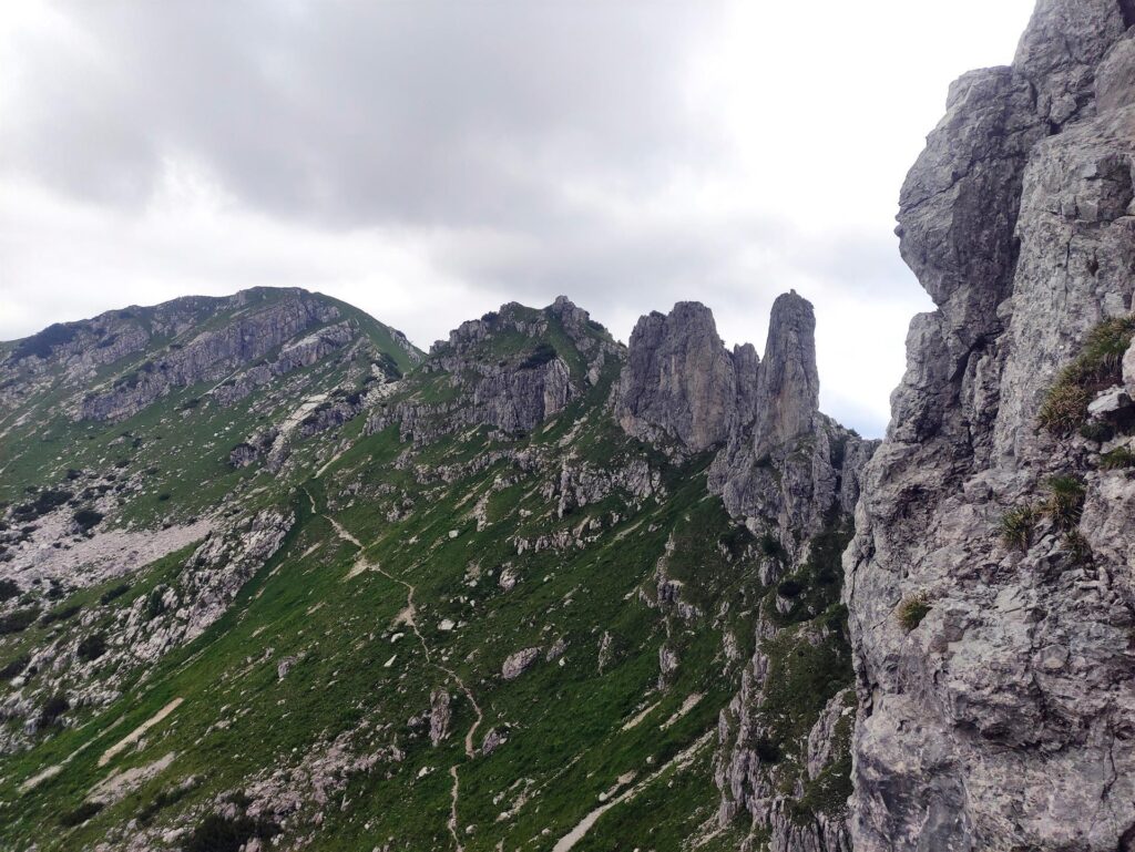 Vista dei bei pilastri che chiudono la valle a nord del Barbisino