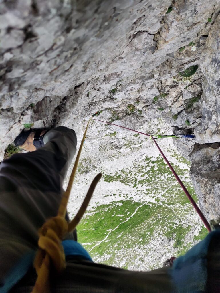 Gab verso la fine dell&#039;impegnativo terzo tiro. Foto guardando in basso nel diedro