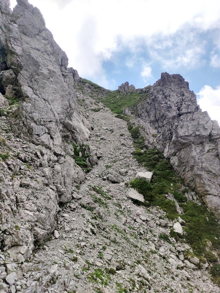 Per uscire sulla cima si può scalare in conserva un ampio camino a sinistra di questa immagine oppure prendere l&#039;evidente rampa che in circa 100m porta più velocemente in vetta
