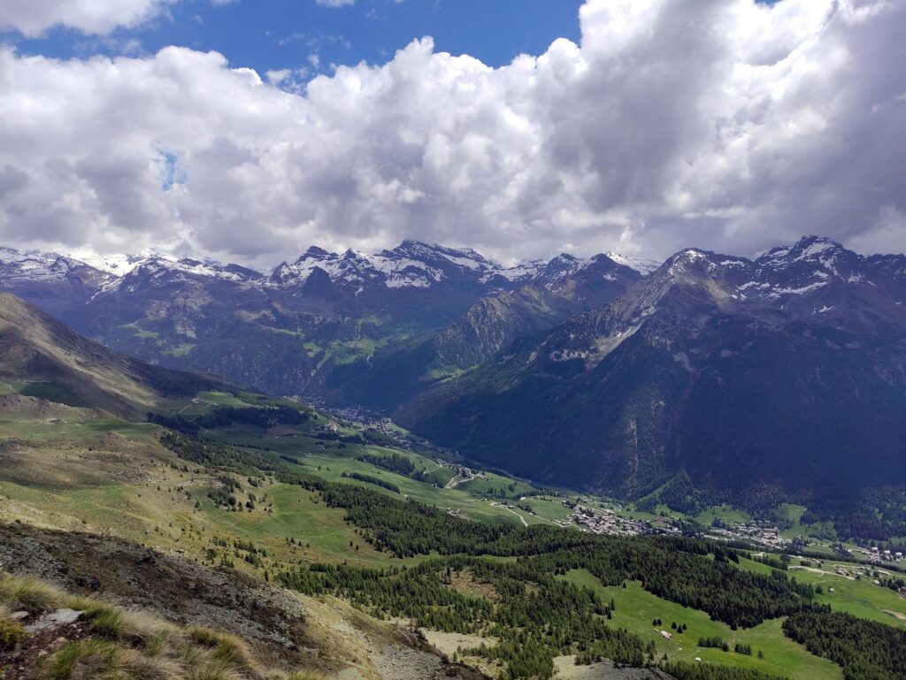 vista verso valle e qualche nuvola non proprio promettente