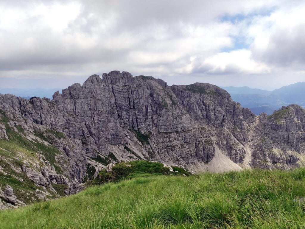 La vista del Pesciola dalla vetta del Barbisino