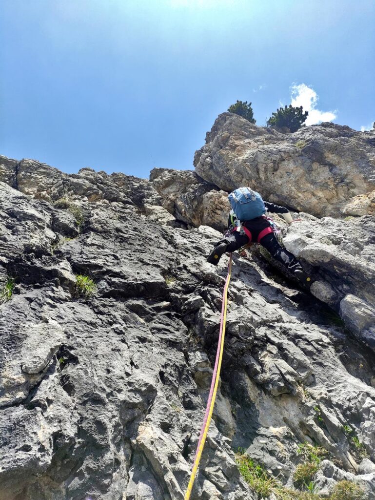 Erica sui muretti iniziali del settimo tiro prima di infilarsi nel diedro che piega a destra