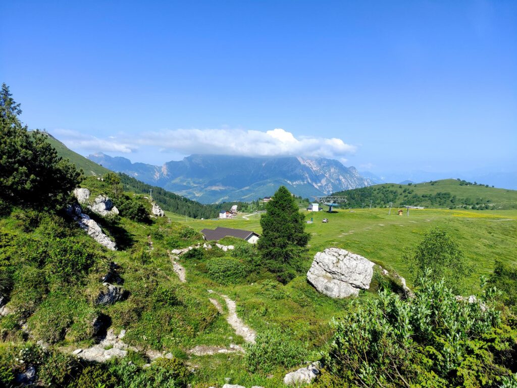 Alla fine dell'impianto, vicino alla casa bianca c'è l'indicazione per la falesia Era Glaciale