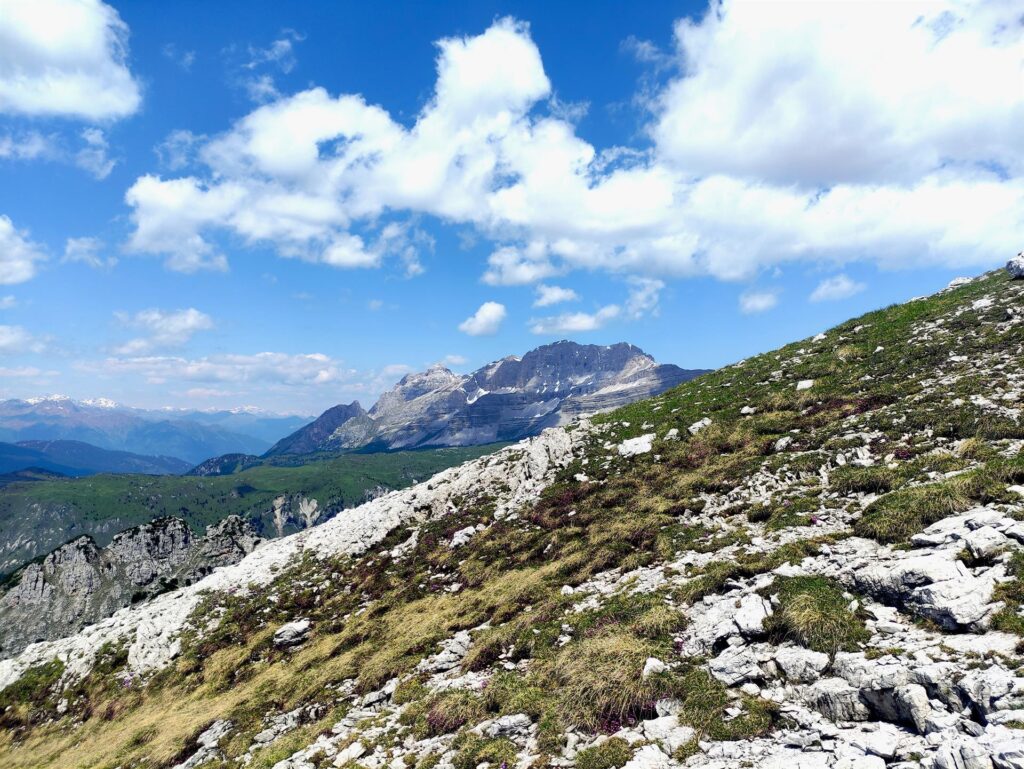 La vista verso la Pietra Grande dai pratoni sommitali