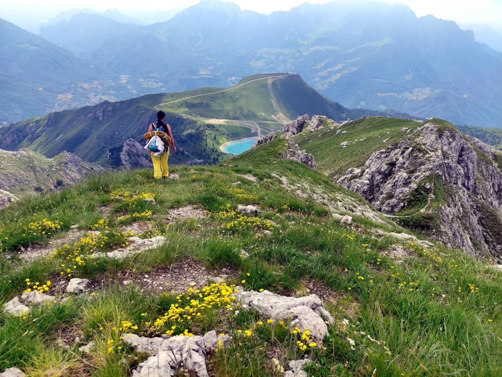 Seguiamo il bellissimo sentiero panoramico di discesa che ci regala dei colori super!