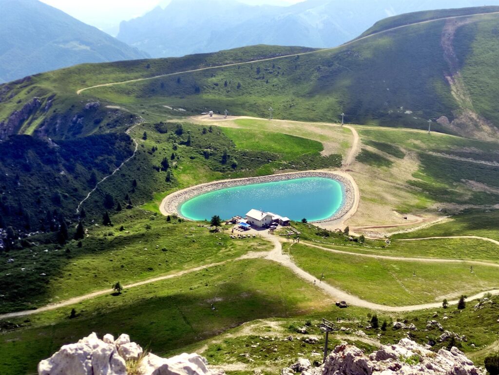 Giunti ad una selletta, si scende per sentiero in direzione del Rifugio Lecco e del suo lago artificiale