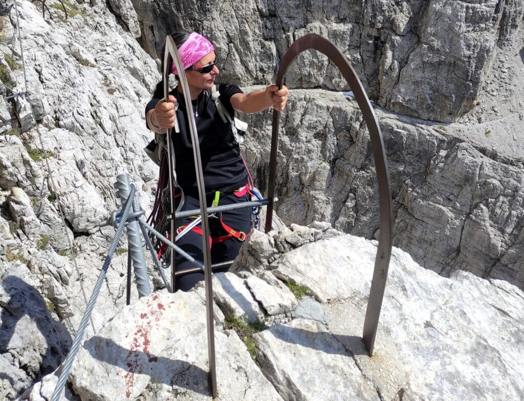 Erica gioca con una delle scalette del Sosat